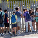 Los alumnos del instituto de Jerez regresando a clase tras las agresiones sufridas