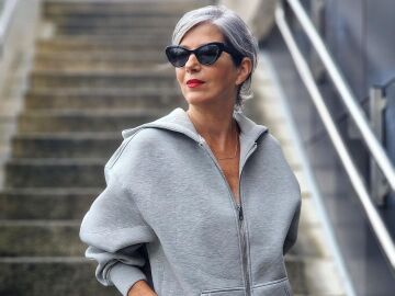 Esta es la sudadera de efecto neopreno de Zara con lista de espera que las mujeres de 50 años llevan con falda de lentejuelas y New Balance