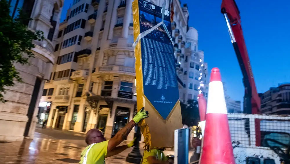 València retira el monolito en homenaje al 15-M de la plaza del Ayuntamiento