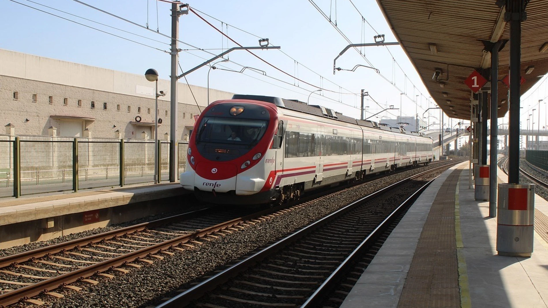 Restablecida la circulación de los trenes Huelva-Sevilla tras arrollar un Intercity al remolque de un tractor