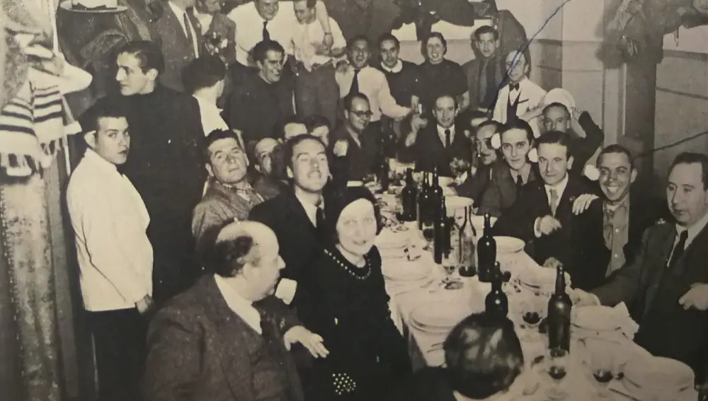 Fiesta literaria en la primavera de 1936. En primer plano, Norah Borges. Las flechas de la derecha señalan a Federico García Lorca (tapado) y a Miguel Hernández
