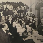 Fiesta literaria en la primavera de 1936. En primer plano, Norah Borges. Las flechas de la derecha señalan a Federico García Lorca (tapado) y a Miguel Hernández