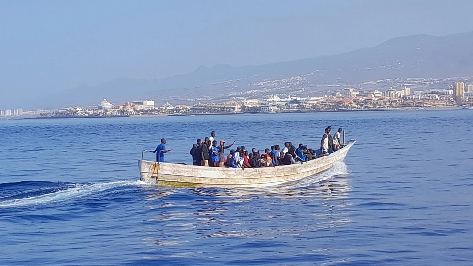Un cayuco con 43 migrantes llega a Tenerife