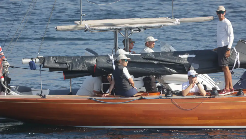 El Rey Juan Carlos y la Infanta Elena disfrutan del tercer día de regatas en Sanxenxo