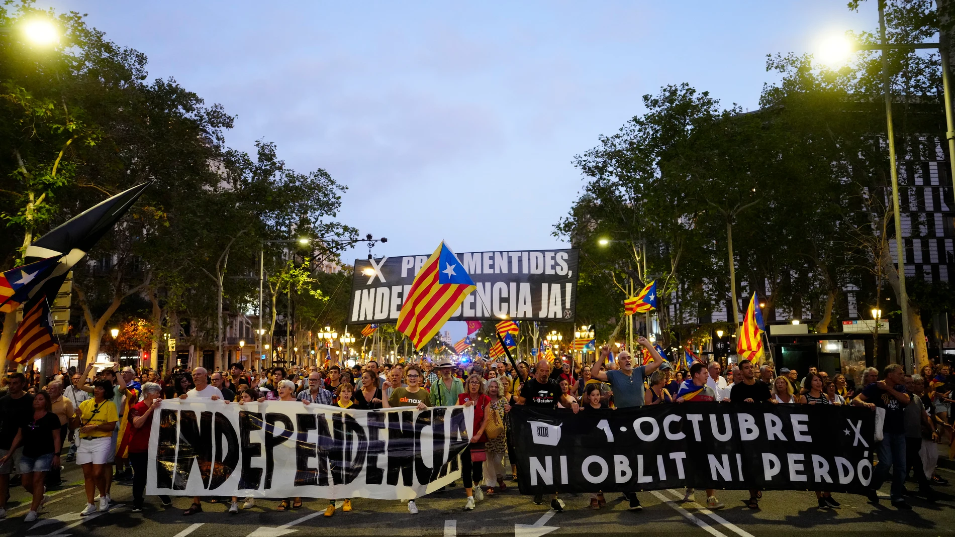 BARCELONA, 01/10/2023.- Manifestación por el sexto aniversario del referéndum del 1 de octubre celebrada este domingo en Barcelona, convocada por diversas entidades independentistas, como el Consell de la República, ANC, Òmnium, Intersindical o la AMI. EFE/Enric Fontcuberta 