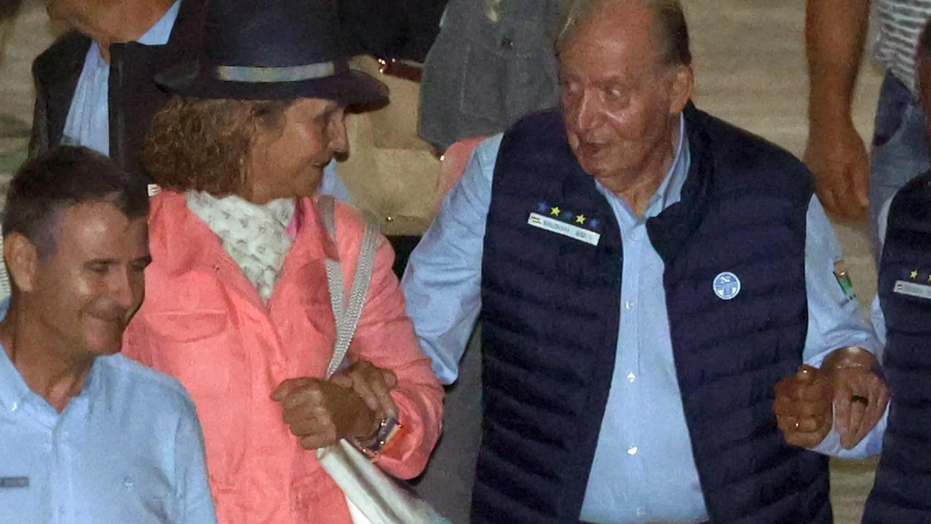 El Rey Juan Carlos I y la Infanta Elena disfrutan de una cena en alta mar