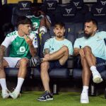 Borja Iglesias en el banquillo del Betis