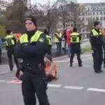 La policía de Berlín protegiendo a los activistas