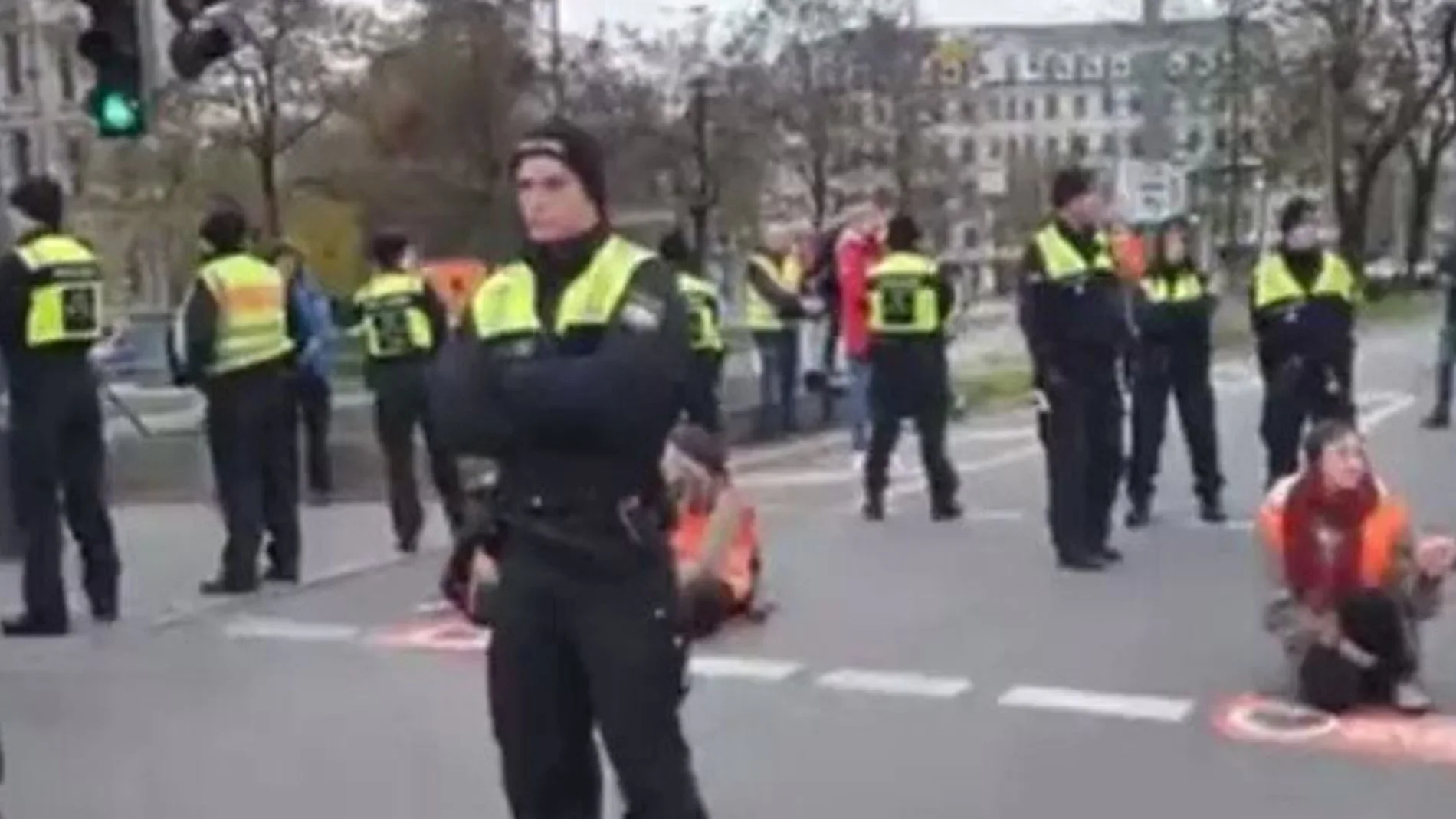 La policía de Berlín protegiendo a los activistas