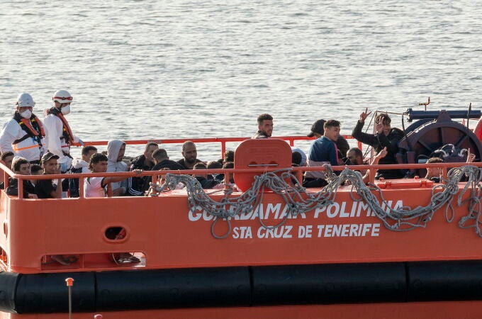 Siete desaparecidos al hundirse una zódiac en 12 horas frenéticas de rescates en Lanzarote