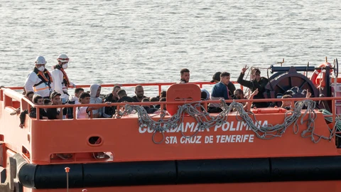 Siete desaparecidos al hundirse una zódiac en 12 horas frenéticas de rescates en Lanzarote