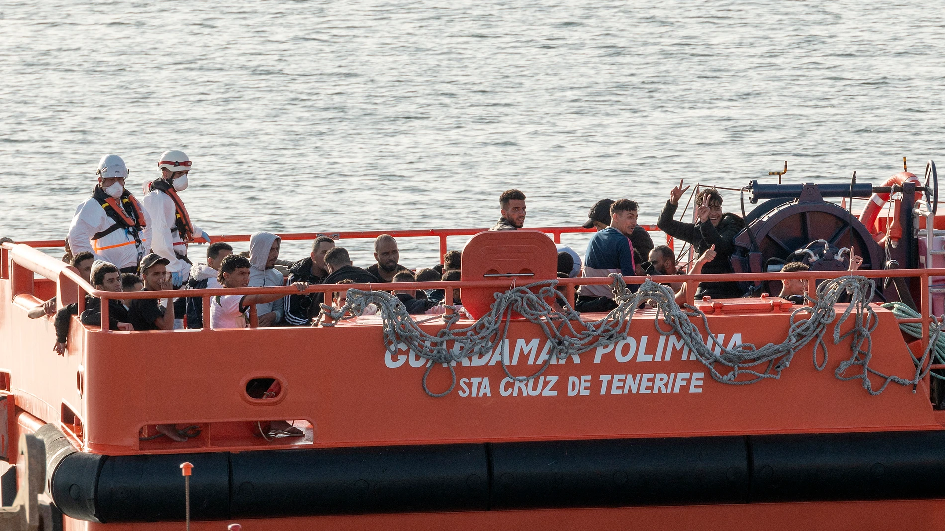 ARRECIFE (LANZAROTE) (ESPAÑA), 02/10/2023.- Siete personas han desaparecido al hundirse a 78 kilómetros al este de Lanzarote una neumática con medio centenar de ocupantes a bordo, en doce horas frenéticas para las tripulaciones de Salvamento Marítimo en la isla, que han rescatado a 268 inmigrantes en seis embarcaciones. En la imagen, la Guardamar Polimnia EFE/ Adriel Perdomo 