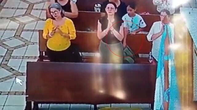Momento del robo en plena misa