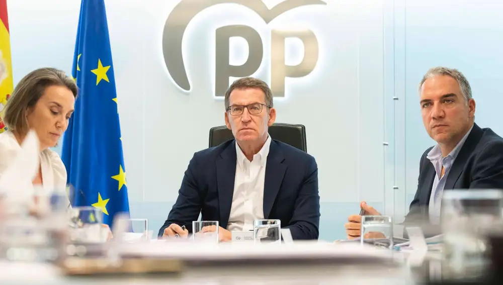 El líder del PP, Alberto Núñez Feijóo junto a Cuca Gamarra y Elías Bendodo durante la reunión del comité de dirección del partido.