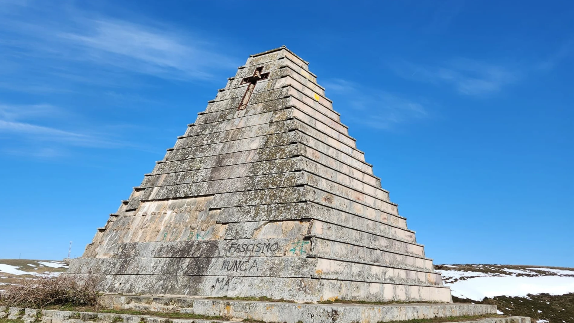 Vista de la Pirámide de los Italianos desde su parte posterior, donde es visible el deterioro de la fachada