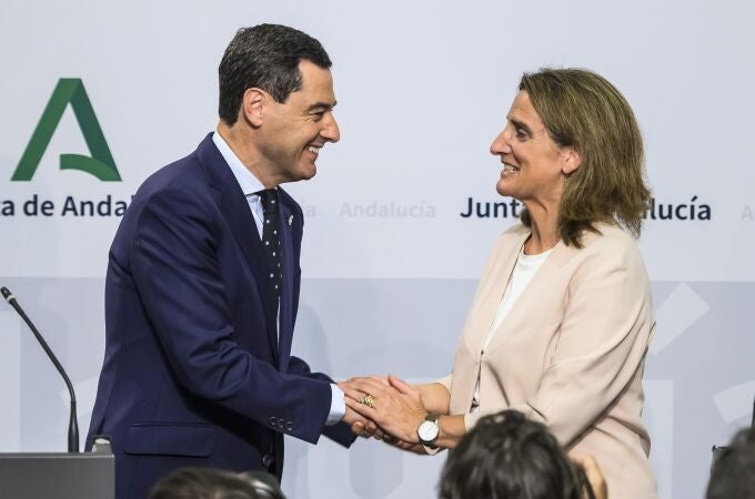 El presidente de la Junta de Andalucía, Juanma Moreno (i), y la vicepresidenta tercera del Gobierno y ministra para Transición Ecológica y el Reto Demográfico, Teresa Ribera (d)