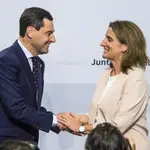 El presidente de la Junta de Andalucía, Juanma Moreno (i), y la vicepresidenta tercera del Gobierno y ministra para Transición Ecológica y el Reto Demográfico, Teresa Ribera (d)