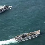 Imagen de dos de las lanchas de desembarco de la Armada