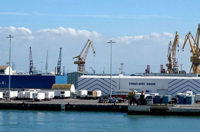 Cádiz.-Sucesos.- Fallecen dos trabajadores dentro de la cisterna de un camión en el Puerto de Algeciras