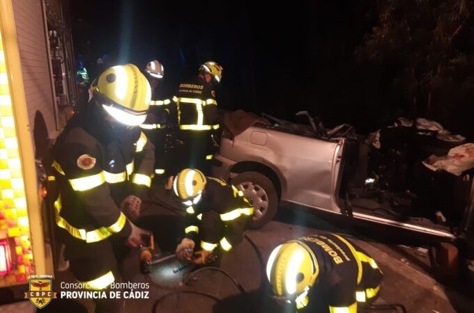 Fallecen tres personas tras la colisión de un turismo y un autobús en la A-384 a la altura de Bornos (Cádiz)