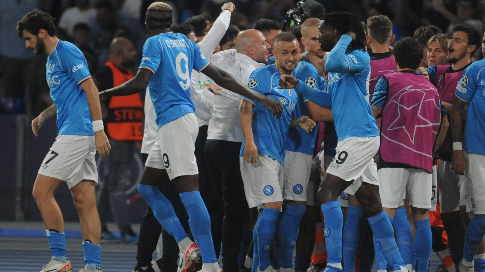 Napoli (Italy), 03/10/2023.- Players of Napoli celebrate the 2-2 goal during the UEFA Champions League group C soccer match between SSC Napoli and Real Madrid, in Naples, Italy, 03 October 2023. (Liga de Campeones, Italia, Nápoles) EFE/EPA/CESARE ABBATE 
