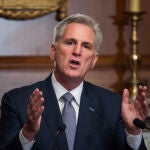 AMP.-EEUU.-La Cámara de Representantes de EEUU debate una moción de censura a McCarthy con el apoyo de once republicanos