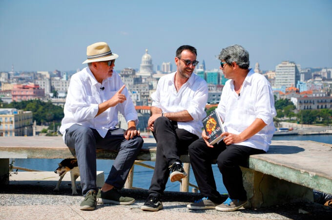 Jorge Díaz, Agustín Martínez y Antonio Mercero, los escritores que están detrás del nombre de Carmen Mola, con la ciudad de La Habana al fondo