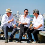 Jorge Díaz, Agustín Martínez y Antonio Mercero, los escritores que están detrás del nombre de Carmen Mola, con la ciudad de La Habana al fondo