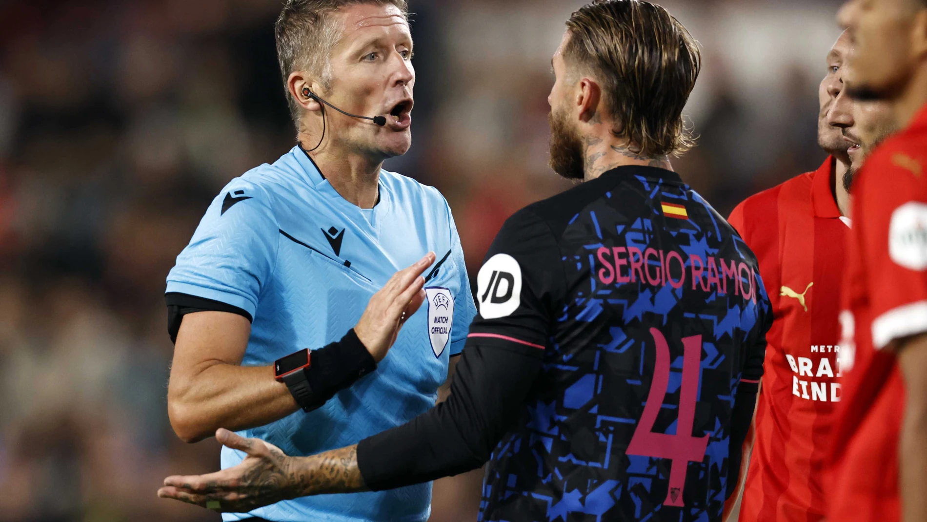 Eindhoven (Netherlands), 03/10/2023.- (L-R) Referee Daniele Orsato, Sergio Ramos of Sevilla FC during the UEFA Champions League Group B match between PSV Eindhoven and Sevilla FC at the Phillips stadium in Eindhoven, Netherlands, 03 October 2023. (Liga de Campeones, Países Bajos; Holanda) EFE/EPA/MAURICE VAN STEEN