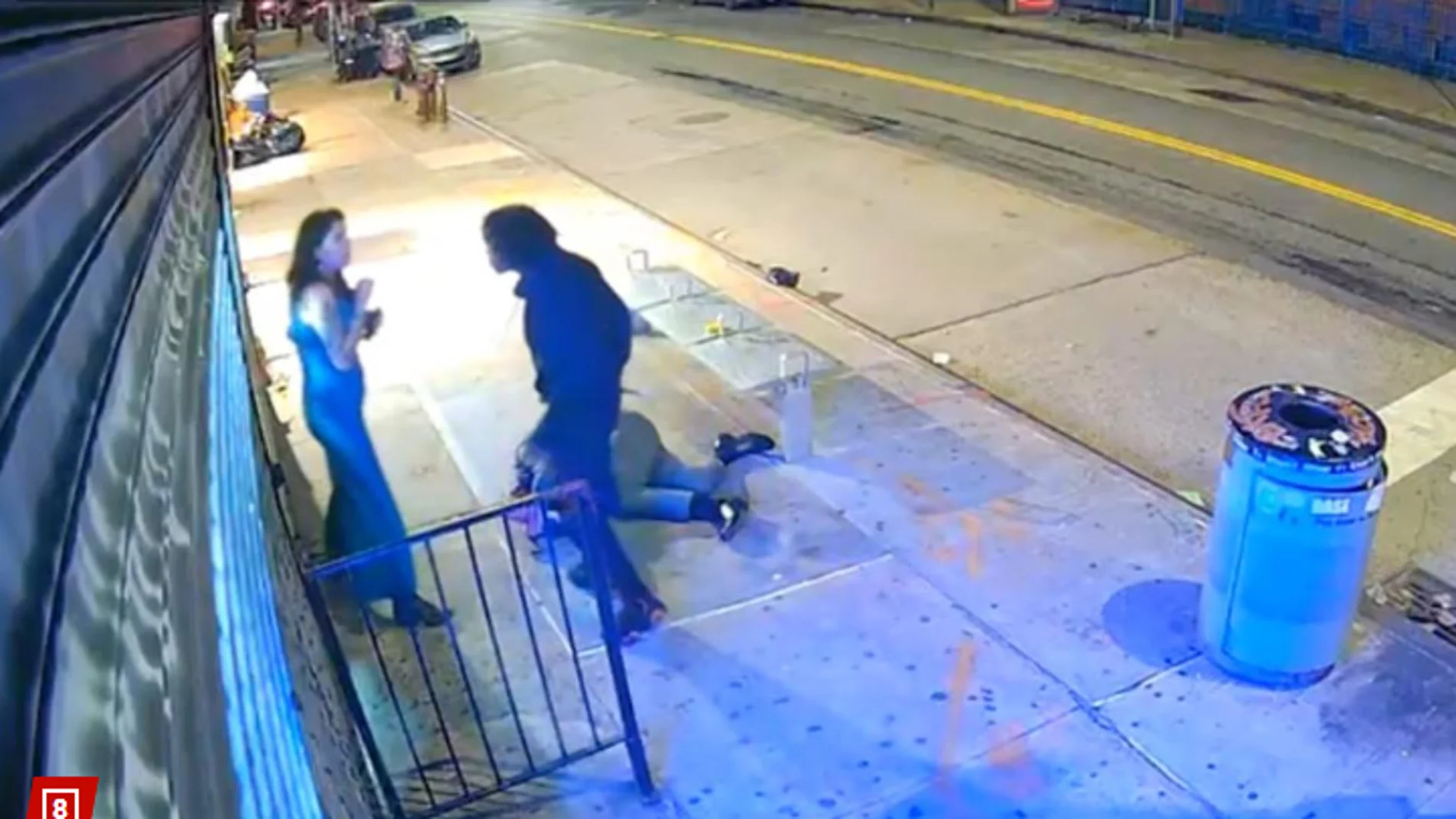 Momento en el que un desconocido increpa a la novia del activista Ryan Carson, que yace tendido en el suelo tras ser apuñalado
