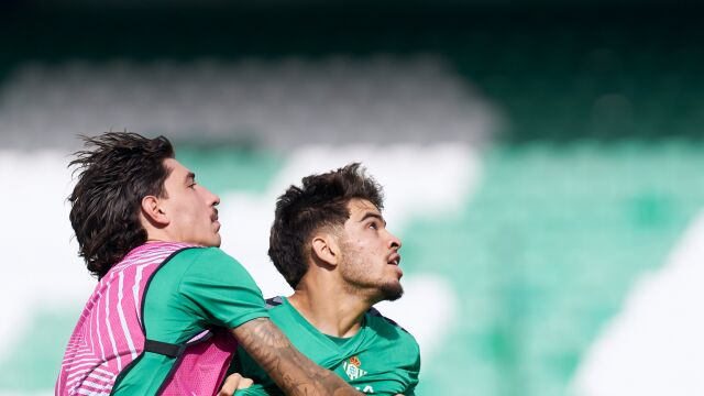 Bellerín y Abde, en el entrenamiento del Betis