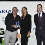 El chef Dani Carnero sostiene el premio junto a Yolanda Vera y José Lugo