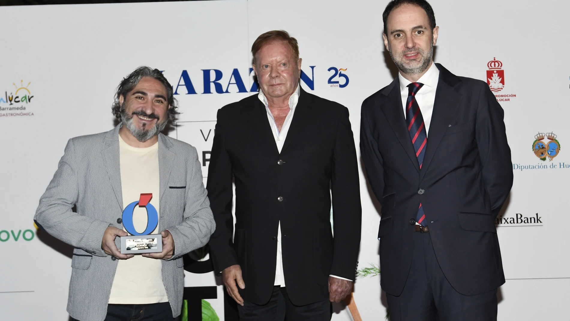 El chef Tony García sostiene el premio junto a Jorge Varas y José Lugo