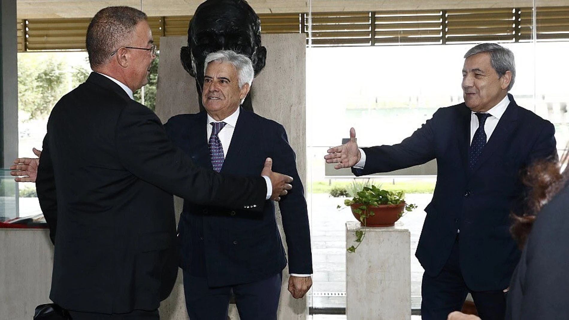 Pedro Rocha, Fernando Gomes y Fouzi Lekjaa, presidentes de la Federación Española, Portuguesa y Marroquí, respectivamente