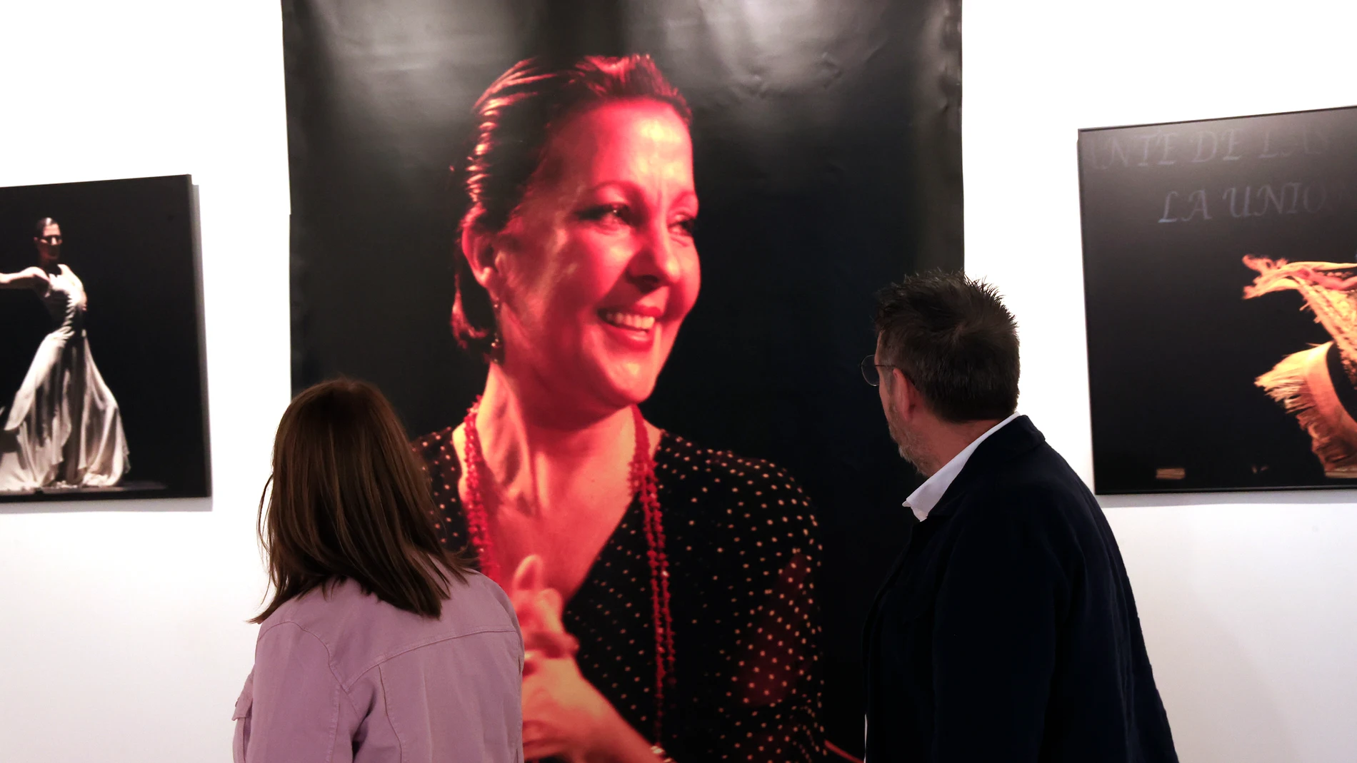 MADRID, 04/10/2023.- Dos visitantes observan un retrato de la cantaora Carmen Linares (c) mientras recorren la exposición de fotografías "Flamencas" durante su inauguración este miércoles en el Ateneo de Madrid. EFE/ Zipi