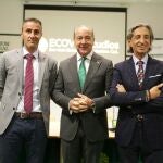 El director de EcovaEstudios, Juan Carlos de Margarida, presenta el Observatorio Económico correspondiente al segundo trimestre de 2023, con datos socioeconómicos de la provincia y la Comunidad. Después, el director general de Caja Rural de Zamora, Cipriano García, mantiene un diálogo con los economistas colegiados en el que expone su opinión económica sobre la provincia.