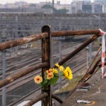 Un ramo de flores de plástico en el lugar del accidente de un autobús de pasajeros en Mestre, cerca de la ciudad de Venecia