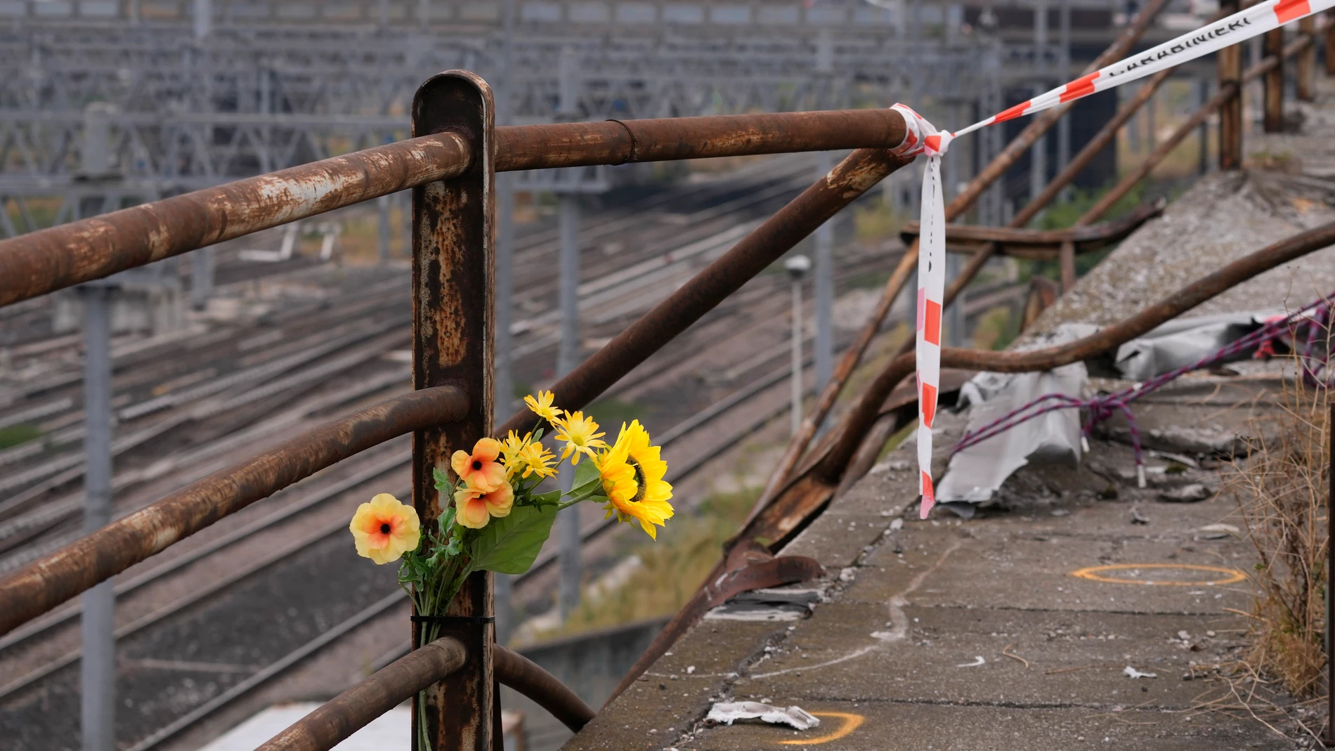 Un ramo de flores de plástico en el lugar del accidente de un autobús de pasajeros en Mestre, cerca de la ciudad de Venecia