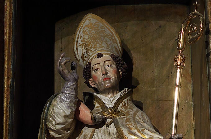 Estatua de San Froilán de León en la Catedral de Santa María de Lugo