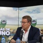 El periodista Carlos Alsina durante la entrevista a Alberto Núñez Feijóo en Más de Uno