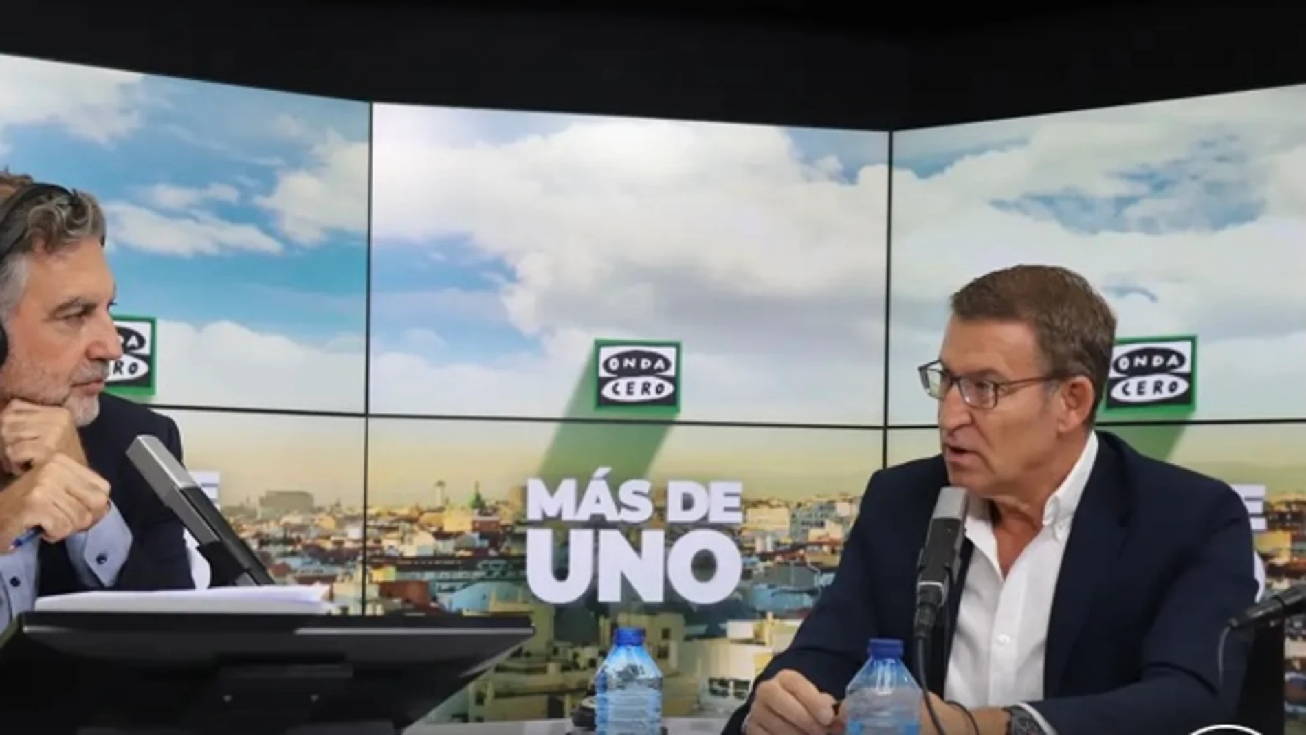 El periodista Carlos Alsina durante la entrevista a Alberto Núñez Feijóo en Más de Uno