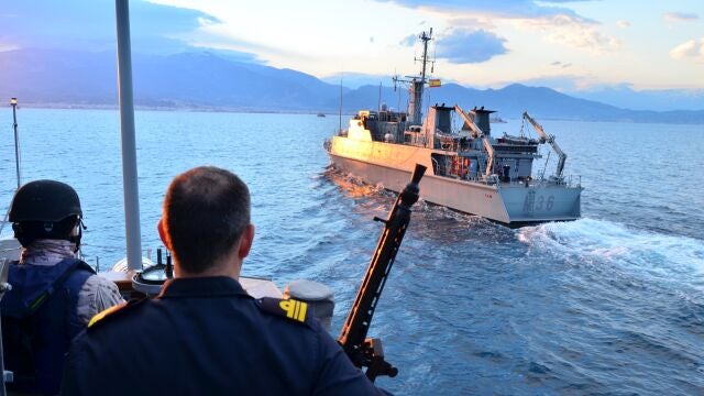 El cazaminas 'Tajo' releva al cazaminas 'Duero' en unos ejercicios de la Armada 