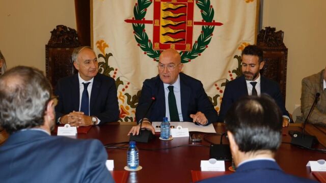 Jesús Julio carnero durante la constitución de la Mesa Municipal de la Automoción