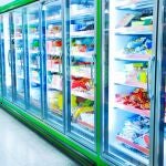 Línea de contenedores refrigerados de alimentos de un supermercado