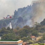 Un helicóptero trabaja este jueves en las labores de extinción del incendio de Tenerife originado tras reactivarse el peor incendio en la isla de los últimos 40 años