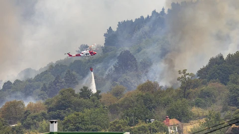Un helicóptero trabaja este jueves en las labores de extinción del incendio de Tenerife originado tras reactivarse el peor incendio en la isla de los últimos 40 años
