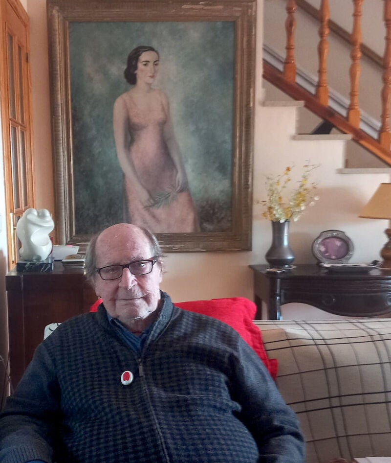 Carlos Pérez posa delante de un retrato de su madre, Rosa Chacel. 