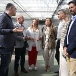 Carmen Navarro durante su visita el centro ocupacional de la Fundación Personas de Morales del Vino, junto a José María Barrios y Jesús María Prada, entre otros