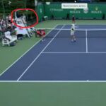 El tenista australiano Marc Poulmans, en el momento en el que dio el pelotazo al juez de silla
