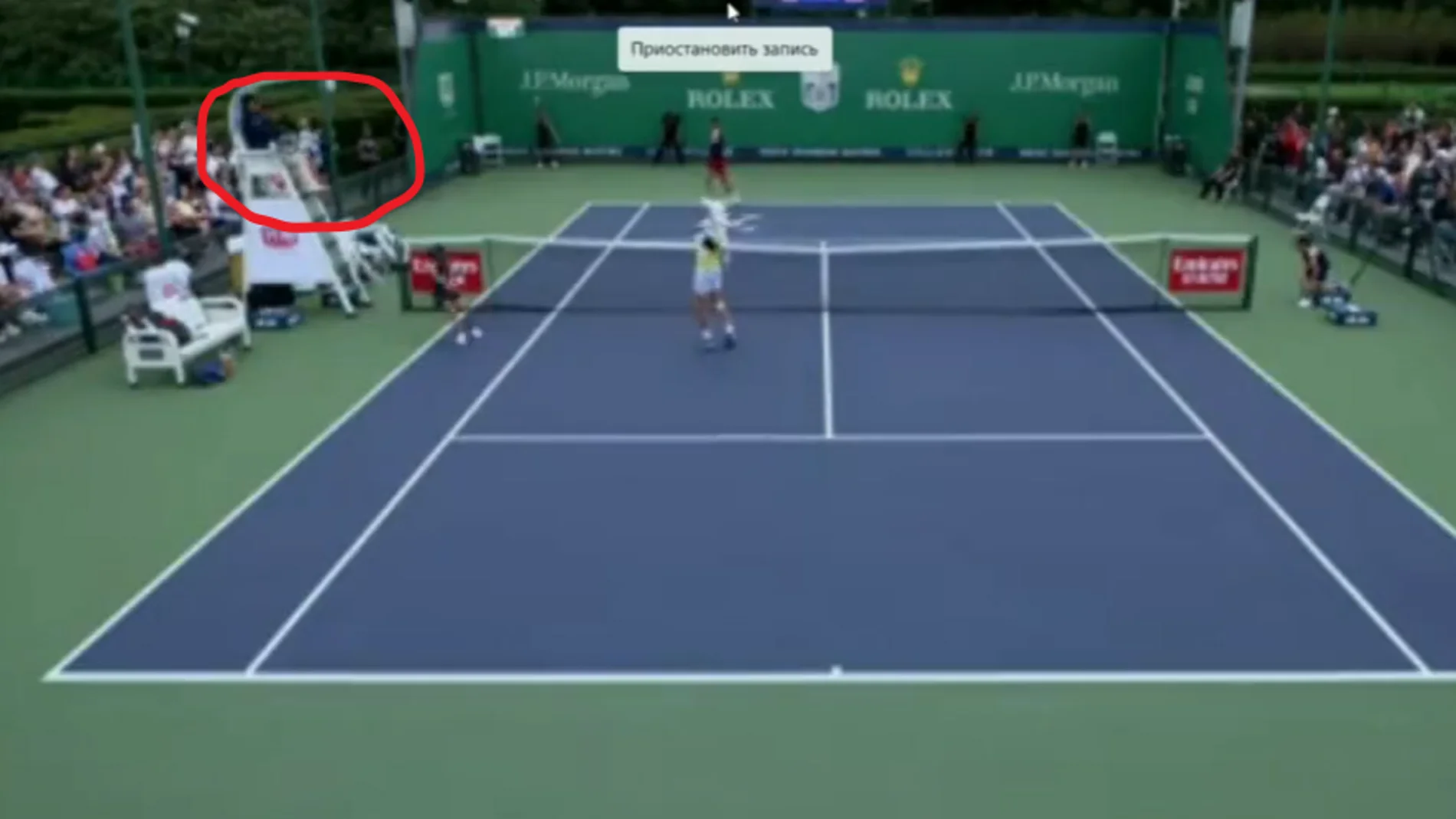 El tenista australiano Marc Poulmans, en el momento en el que dio el pelotazo al juez de silla